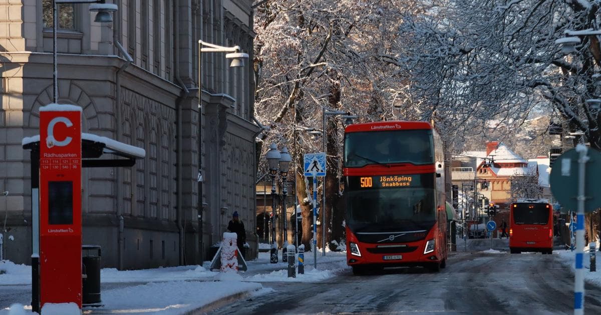 A Länstrafiken-branded regional bus running a winter route in Sweden, the same naming convention used by Länstrafiken Norrbotten.